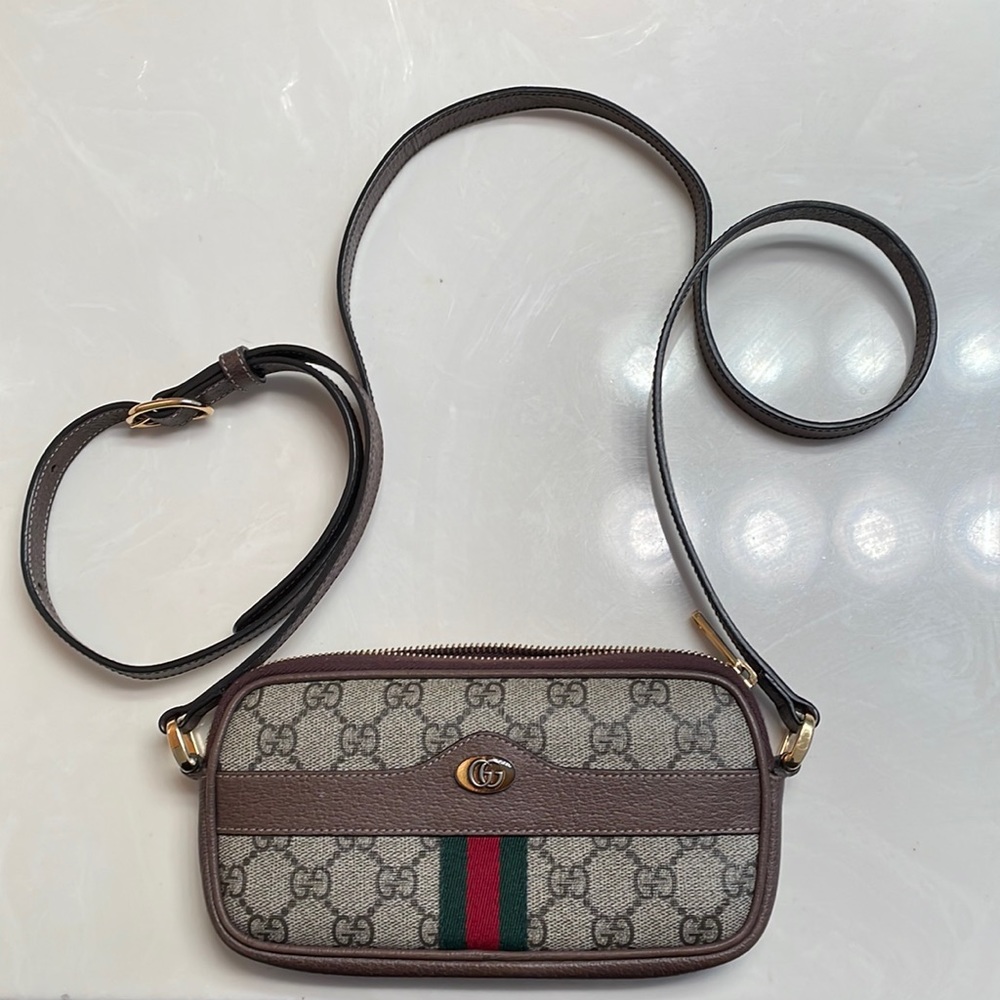 Women Gucci crossbody bag never wore